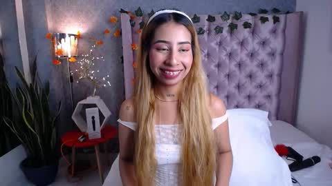 Snapshot of lailastilwills chatting on December 3, 4:20 am Laila Stilwills online show from December 3, 4:20 am