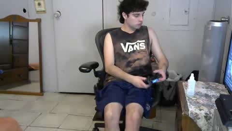 Snapshot of lakewood4523 chatting on December 17, 12:22 pm Carlosss online show from December 17, 12:22 pm