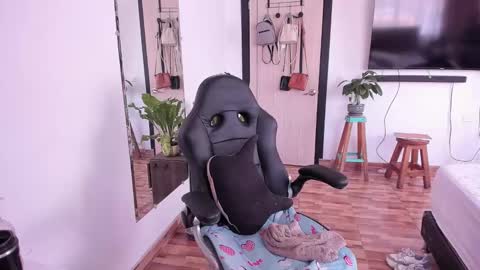 Snapshot of lalanaughty1 chatting on February 9, 1:14 pm Sofi online show from February 9, 1:14 pm