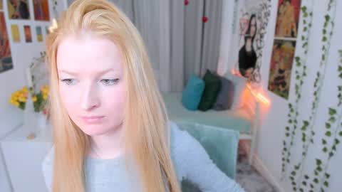 Snapshot of laly_peach chatting on December 24, 7:00 pm Laly online show from December 24, 7:00 pm