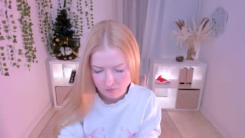 Snapshot of laly_peach chatting on January 5, 4:38 pm Laly online show from January 5, 4:38 pm