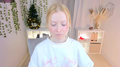 Snapshot of laly_peach chatting on January 9, 7:40 pm Laly online show from January 9, 7:40 pm