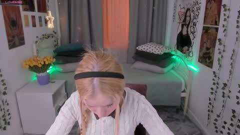 Snapshot of laly_peach chatting on February 4, 3:47 pm Laly online show from February 4, 3:47 pm