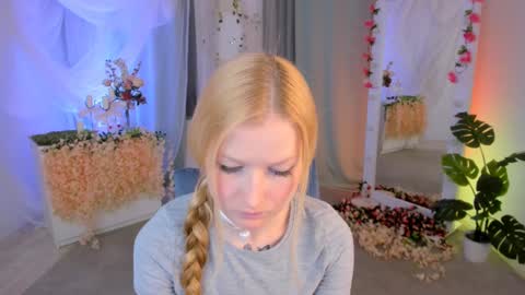 Snapshot of laly_peach chatting on February 10, 5:09 pm Laly online show from February 10, 5:09 pm