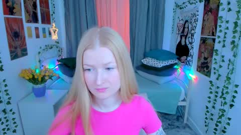 Snapshot of laly_peach chatting on March 1, 4:11 pm Laly online show from March 1, 4:11 pm