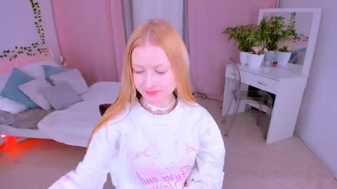 Snapshot of laly_peach chatting on March 8, 11:37 am Laly online show from March 8, 11:37 am