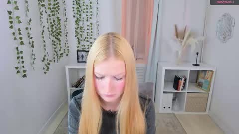 Snapshot of laly_peach chatting on October 1, 11:27 am Laly online show from October 1, 11:27 am