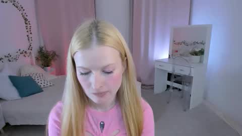 Snapshot of laly_peach chatting on October 2, 12:34 pm Laly online show from October 2, 12:34 pm