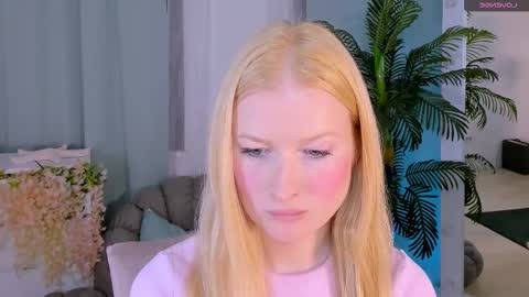 Snapshot of laly_peach chatting on October 6, 5:10 pm Laly online show from October 6, 5:10 pm