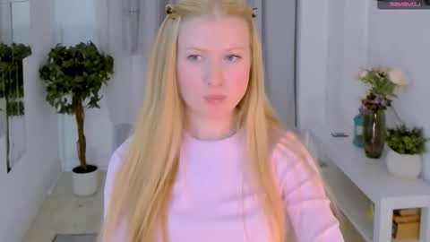 Snapshot of laly_peach chatting on October 7, 4:48 pm Laly online show from October 7, 4:48 pm