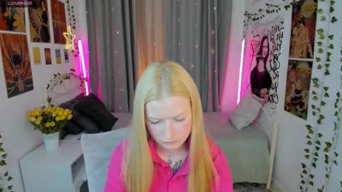 Snapshot of laly_peach chatting on October 18, 4:19 pm Laly online show from October 18, 4:19 pm