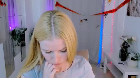 Snapshot of laly_peach chatting on October 22, 6:40 pm Laly online show from October 22, 6:40 pm