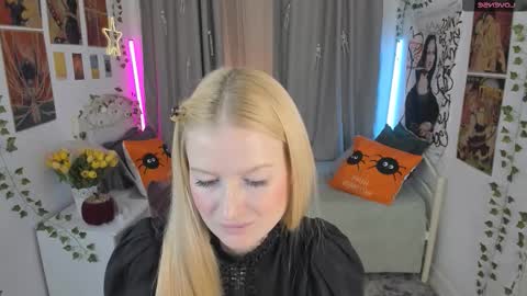 Snapshot of laly_peach chatting on October 28, 12:09 pm Laly online show from October 28, 12:09 pm