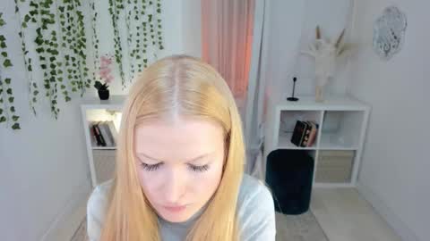 Snapshot of laly_peach chatting on December 4, 4:38 pm Laly online show from December 4, 4:38 pm