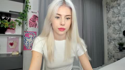 Snapshot of lama0 chatting on September 23, 8:28 am Erika online show from September 23, 8:28 am