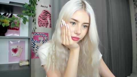 Snapshot of lama0 chatting on September 25, 8:29 am Erika online show from September 25, 8:29 am
