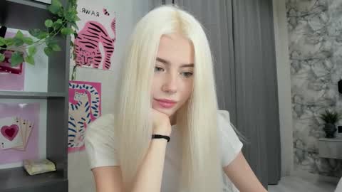 Snapshot of lama0 chatting on September 30, 8:41 am Erika online show from September 30, 8:41 am