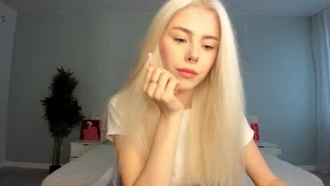 Snapshot of lama0 chatting on October 6, 9:40 am Erika online show from October 6, 9:40 am