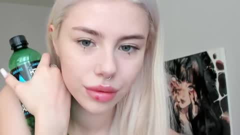 Snapshot of lama0 chatting on October 16, 8:37 am Erika online show from October 16, 8:37 am