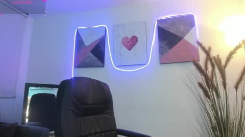 Snapshot of lana__beaux chatting on December 21, 7:06 pm online show from December 21, 7:06 pm