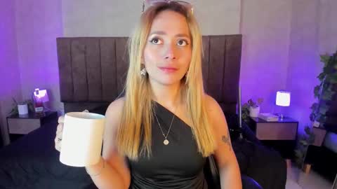 Snapshot of lanaamills chatting on November 12, 3:18 am Lana online show from November 12, 3:18 am