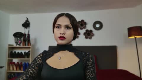 Snapshot of lanadoux_ chatting on December 16, 5:18 pm Mistress Lana online show from December 16, 5:18 pm