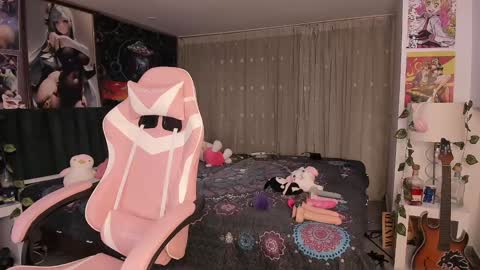 Snapshot of lanakyutt chatting on February 1, 11:37 pm L A N A online show from February 1, 11:37 pm