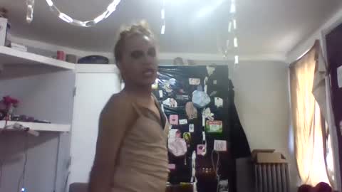 Lapuzzycat201923 online show from December 4, 5:00 pm