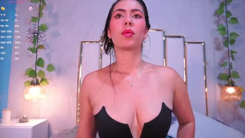 Hello Guys I am Lara Giraldo  WELCOME To my room online show from December 28, 3:47 am