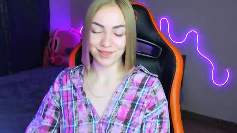 Snapshot of larakrein_lk chatting on October 16, 4:30 pm LaraKrein lk online show from October 16, 4:30 pm