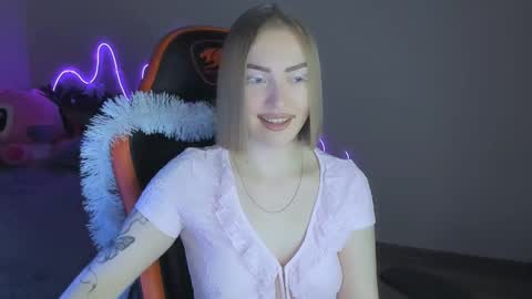 Snapshot of larakrein_lk chatting on December 15, 4:00 pm LaraKrein lk online show from December 15, 4:00 pm