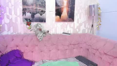 Snapshot of laramurphy chatting on December 12, 10:31 pm Lara Murphy online show from December 12, 10:31 pm