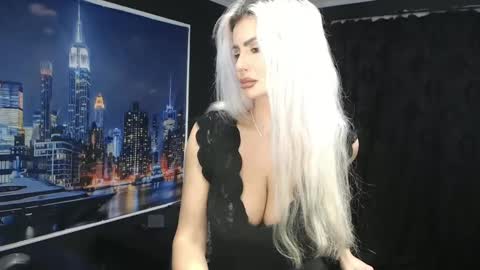 laras_moans online show from December 7, 8:00 am