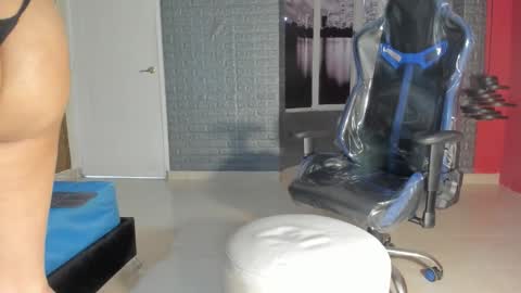 Snapshot of larossx chatting on October 23, 8:40 pm online show from October 23, 8:40 pm