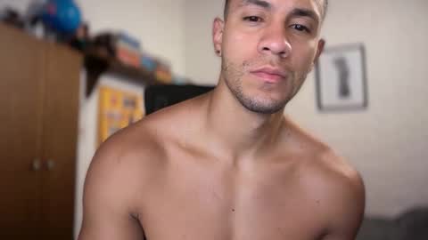 Snapshot of larry_jones chatting on November 5, 1:22 pm andrew online show from November 5, 1:22 pm