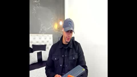 Snapshot of larry_jones chatting on November 9, 1:09 pm andrew online show from November 9, 1:09 pm