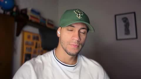 Snapshot of larry_jones chatting on November 24, 1:33 pm andrew online show from November 24, 1:33 pm