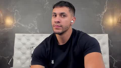 Snapshot of larry_jones chatting on December 3, 1:09 pm andrew online show from December 3, 1:09 pm