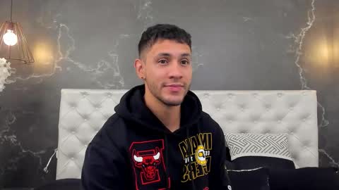 Snapshot of larry_jones chatting on December 4, 1:09 pm andrew online show from December 4, 1:09 pm