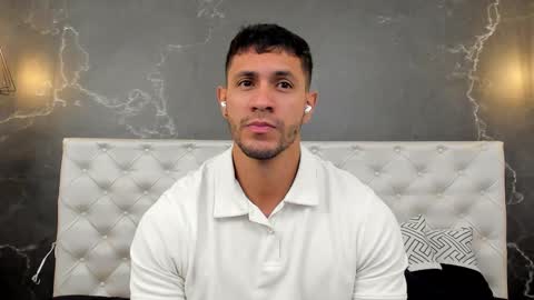 Snapshot of larry_jones chatting on December 5, 1:09 pm andrew online show from December 5, 1:09 pm