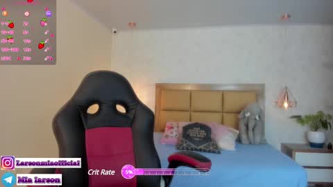 Snapshot of larsonmia chatting on January 9, 12:19 pm MIA online show from January 9, 12:19 pm