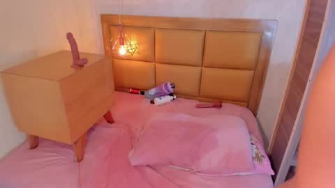 Snapshot of larsonmia chatting on February 7, 3:19 pm MIA online show from February 7, 3:19 pm