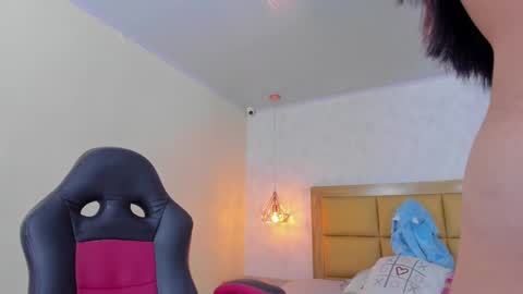 Snapshot of larsonmia chatting on March 3, 12:05 pm MIA online show from March 3, 12:05 pm