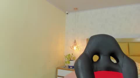 Snapshot of larsonmia chatting on September 16, 12:17 pm MIA online show from September 16, 12:17 pm