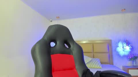 Snapshot of larsonmia chatting on October 1, 12:22 pm MIA online show from October 1, 12:22 pm