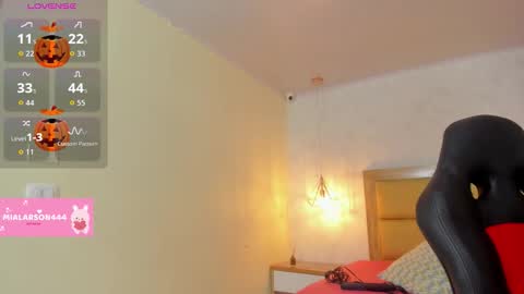 Snapshot of larsonmia chatting on October 23, 12:15 pm MIA online show from October 23, 12:15 pm