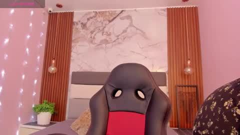 Snapshot of larsonmia chatting on November 21, 12:15 pm MIA online show from November 21, 12:15 pm