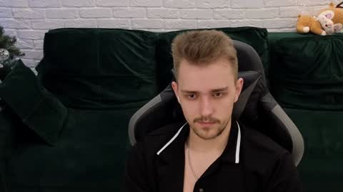 Snapshot of larstar01 chatting on December 4, 1:25 am Lars online show from December 4, 1:25 am