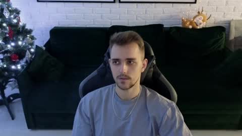 Snapshot of larstar01 chatting on December 7, 1:14 am Lars online show from December 7, 1:14 am