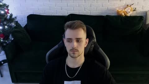 Snapshot of larstar01 chatting on December 18, 1:37 am Lars online show from December 18, 1:37 am